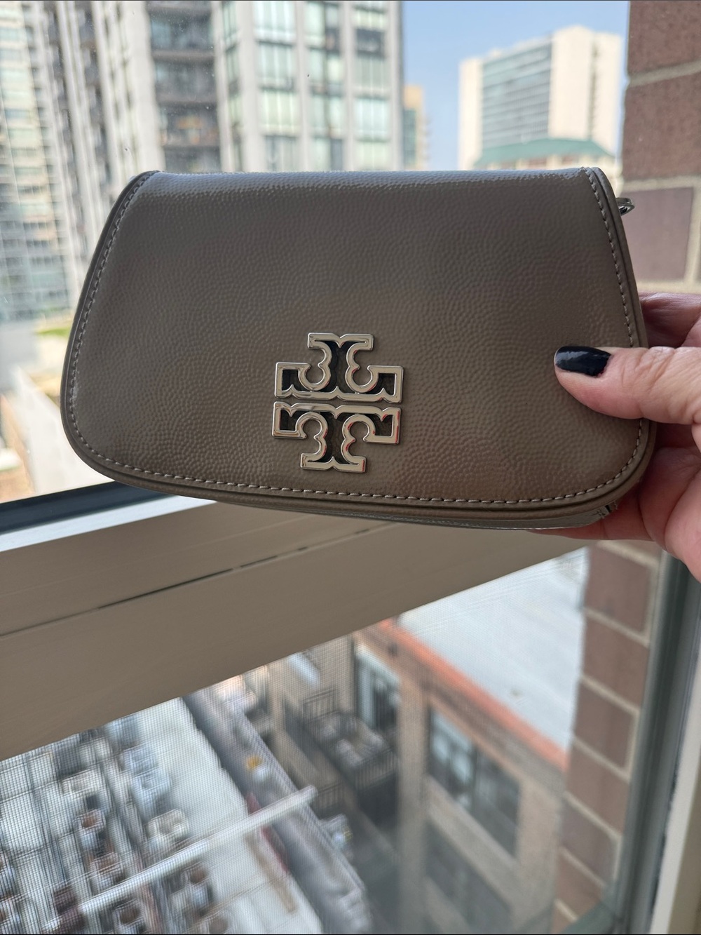 PRISTINE Tory Burch Pebbled patent Taupe Leather - Removable Crossbody Strap - Picture 7 of 12